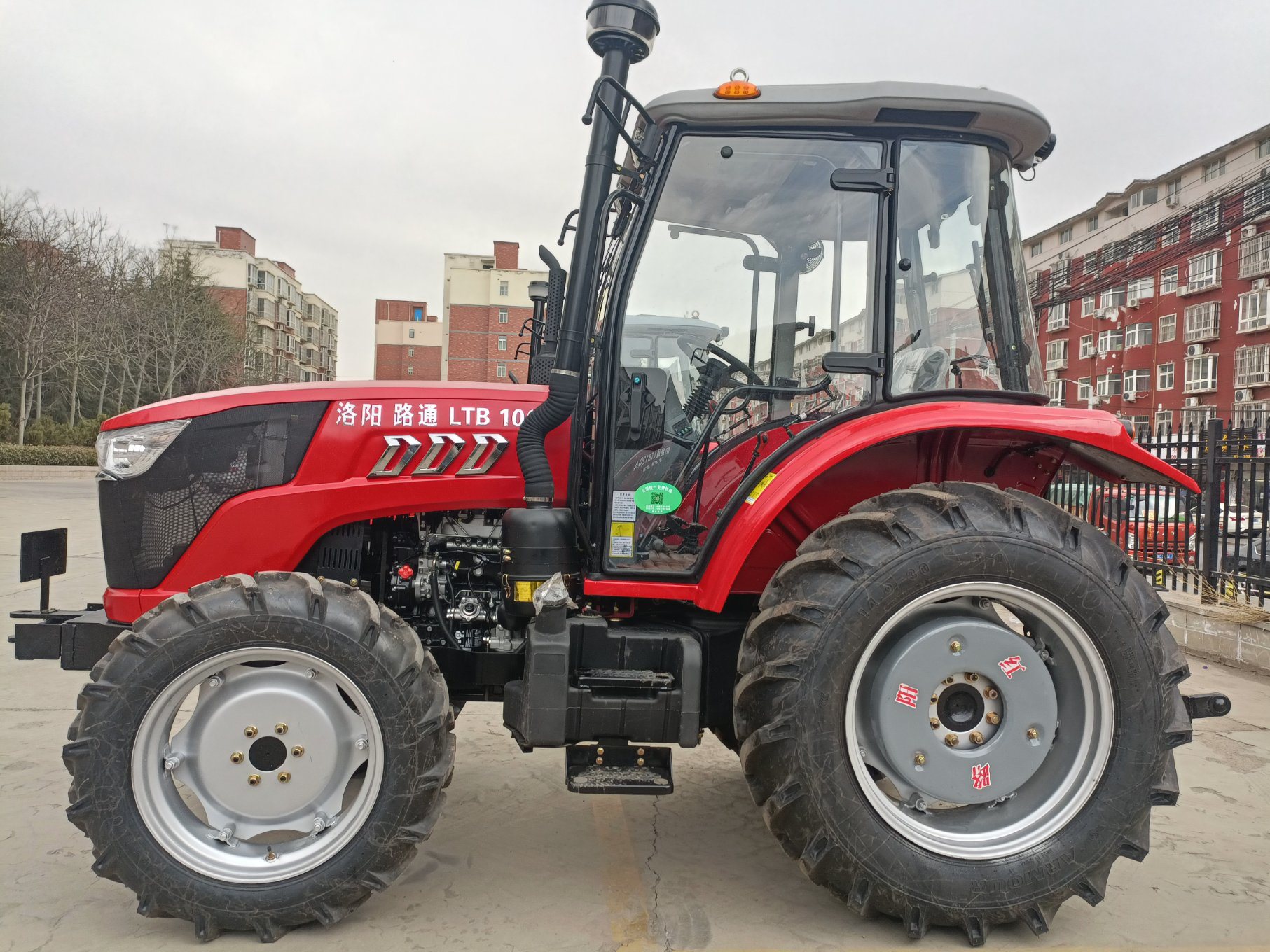 
                Lutong Tractor agrícola de 100 CV LT1004 Caminar 4WD Agrícola Tractor con pieza de repuesto
            