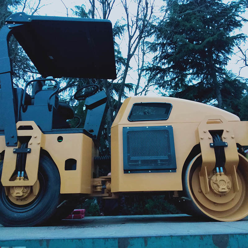
                Lutong Road Roller Pneumatic Tandem 4 Ton Ltc204p Rollenbett Lkw
            