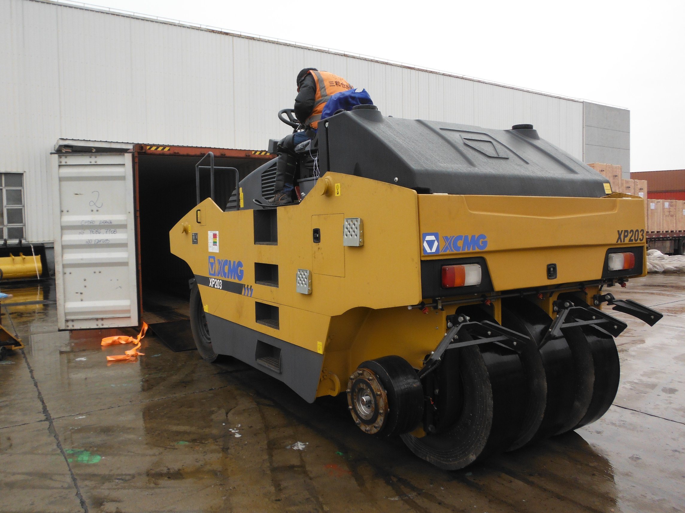 
                Vibradores de la nueva prensarlo 20ton XP203 de la pequeña carretera Precio rodillo neumático
            