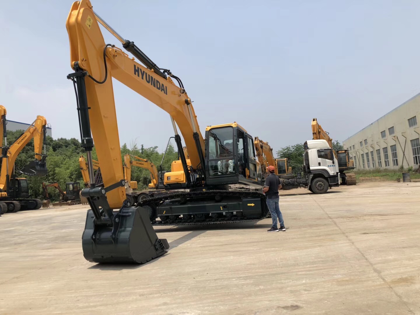 R215vs 21.5ton Hyundai Excavator with Cummin-S Qsb7 Engine