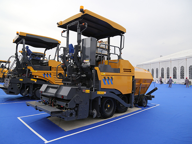 Road Construction Machinery 4.5m Wheel Type Asphalt Concrete Paver RP453L