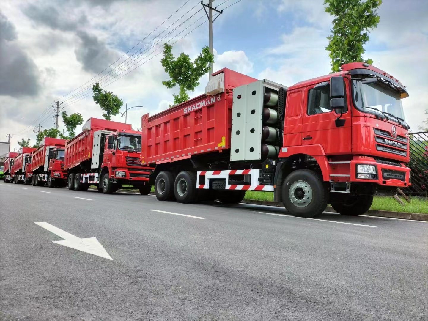 
                Camion à benne basculante Shacman Tipper 25ton F3000 GNC pour l′Ouzbékistan
            