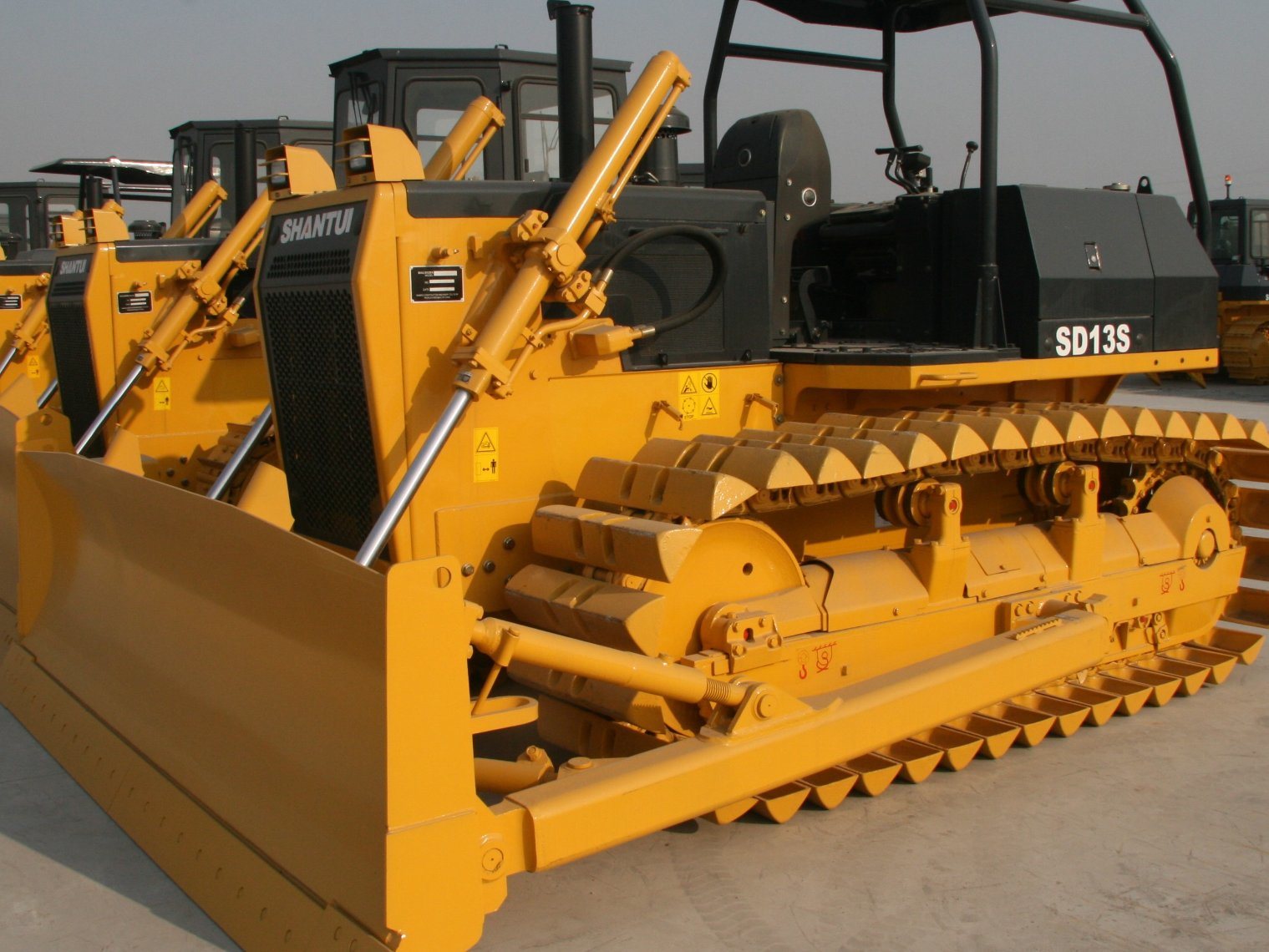 Shantui Dozer 130HP SD13s Crawler Track Swampy Bulldozer with Ripper