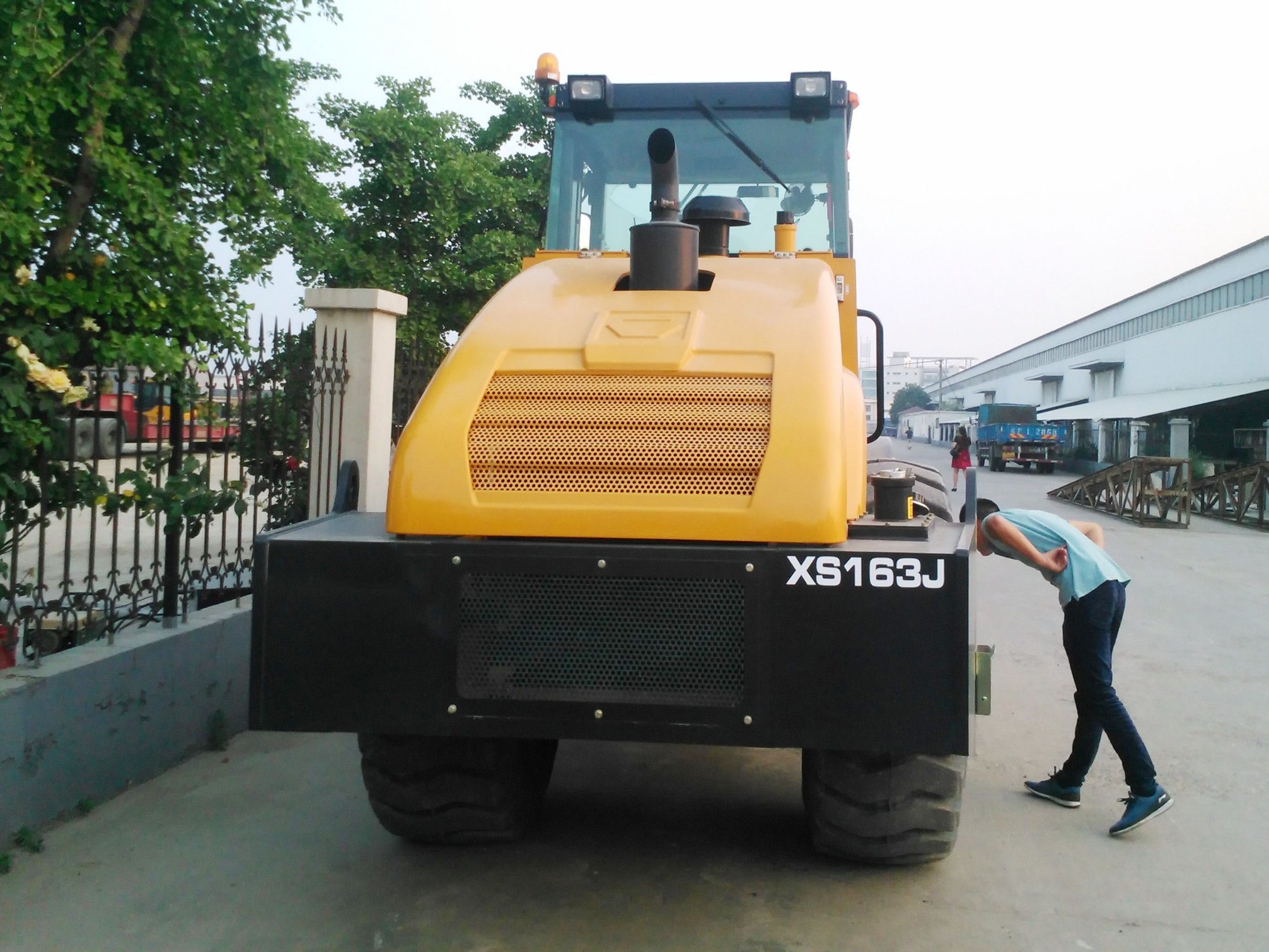 China 
                Xuzhou 16 ton rolo de estrada de tambor único Xs163j na Etiópia
             fornecedor