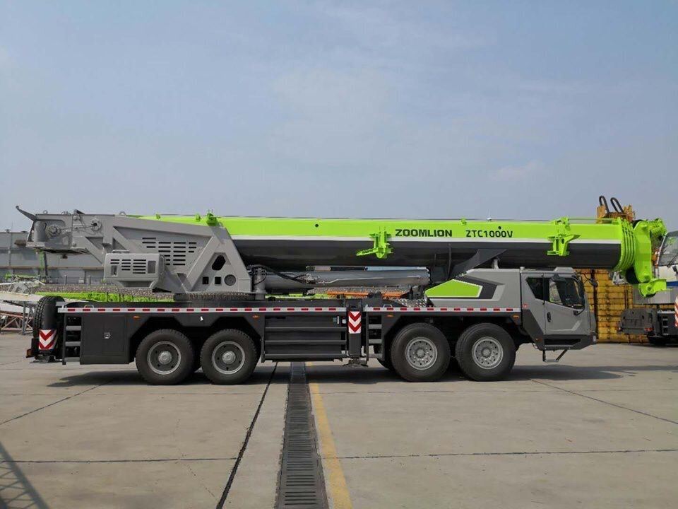 Zoomlion 100 Ton Truck Crane Ztc1000V with 4 Axles and 5 Section Booms