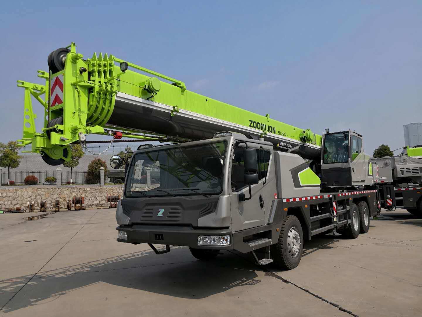 China 
                Zoomlion 25ton 移動式油圧制御トラッククレーン Ztc250V531
             supplier