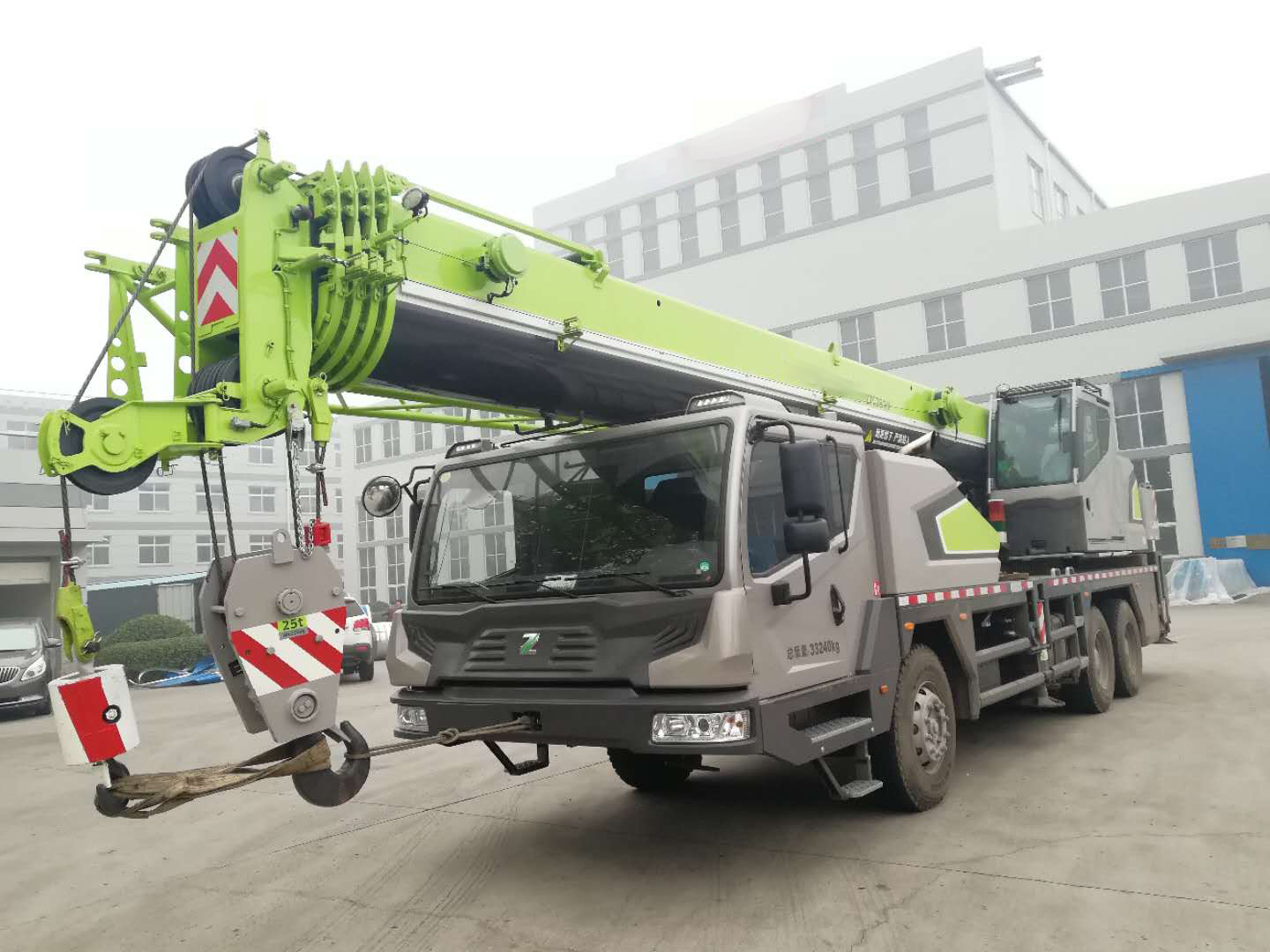 China 
                Zoomlion 25ton 이동식 트럭 크레인 Ztc251V451 유압 크레인 5 섹션 붐
             supplier