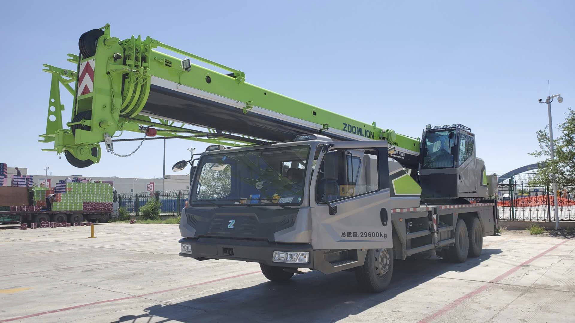 
                Zoomlion 25ton - Ztc250V pequeno veículo móvel o guindaste para venda na Mongólia
            