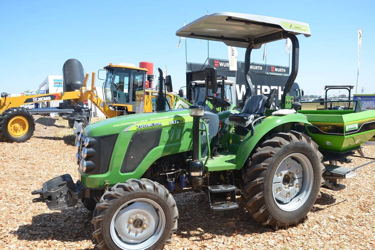 
                Zoomlion 70HP Rk704-um 4WD tractor agrícola com Carregador Dianteiro
            