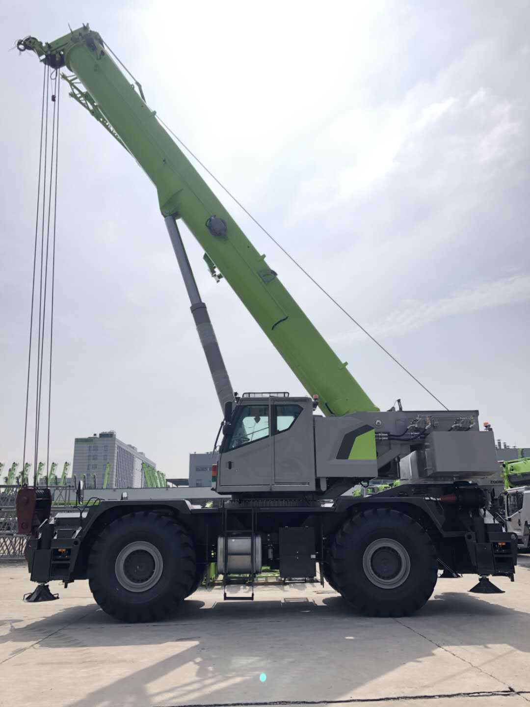 Zoomlion Heavy Rough Terrain Crane 110ton Zrt1100 Mobile Lifting Crane in Vietnam