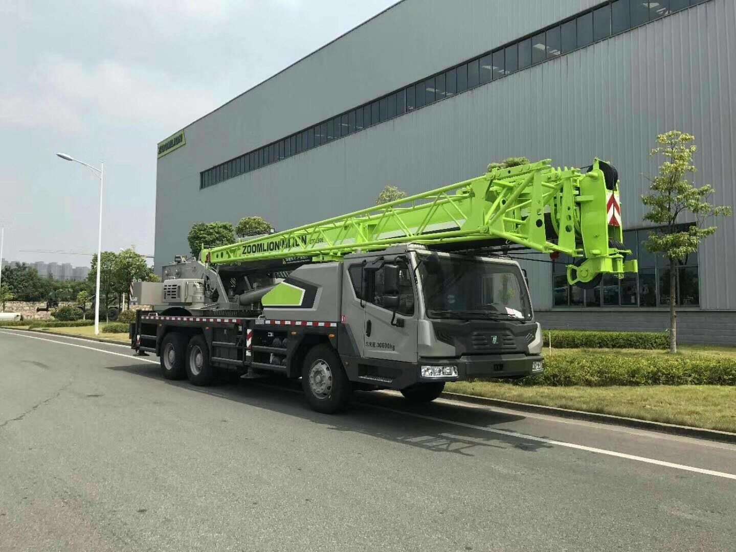 Zoomlion Rhd 55 Ton Mobile Crane Qy55V532.2/Ztc550V532 Truck Crane with 5 Section Boom