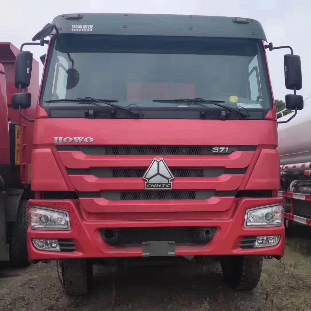 
                La Chine Sinotruk flambant neuf HOWO 6X4 Dump camion à benne basculante 371 375HP
            