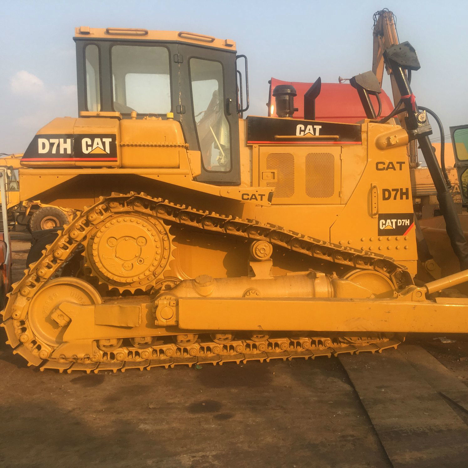 Japan Made Used Cat D7h Crawler Bulldozer with Ripper