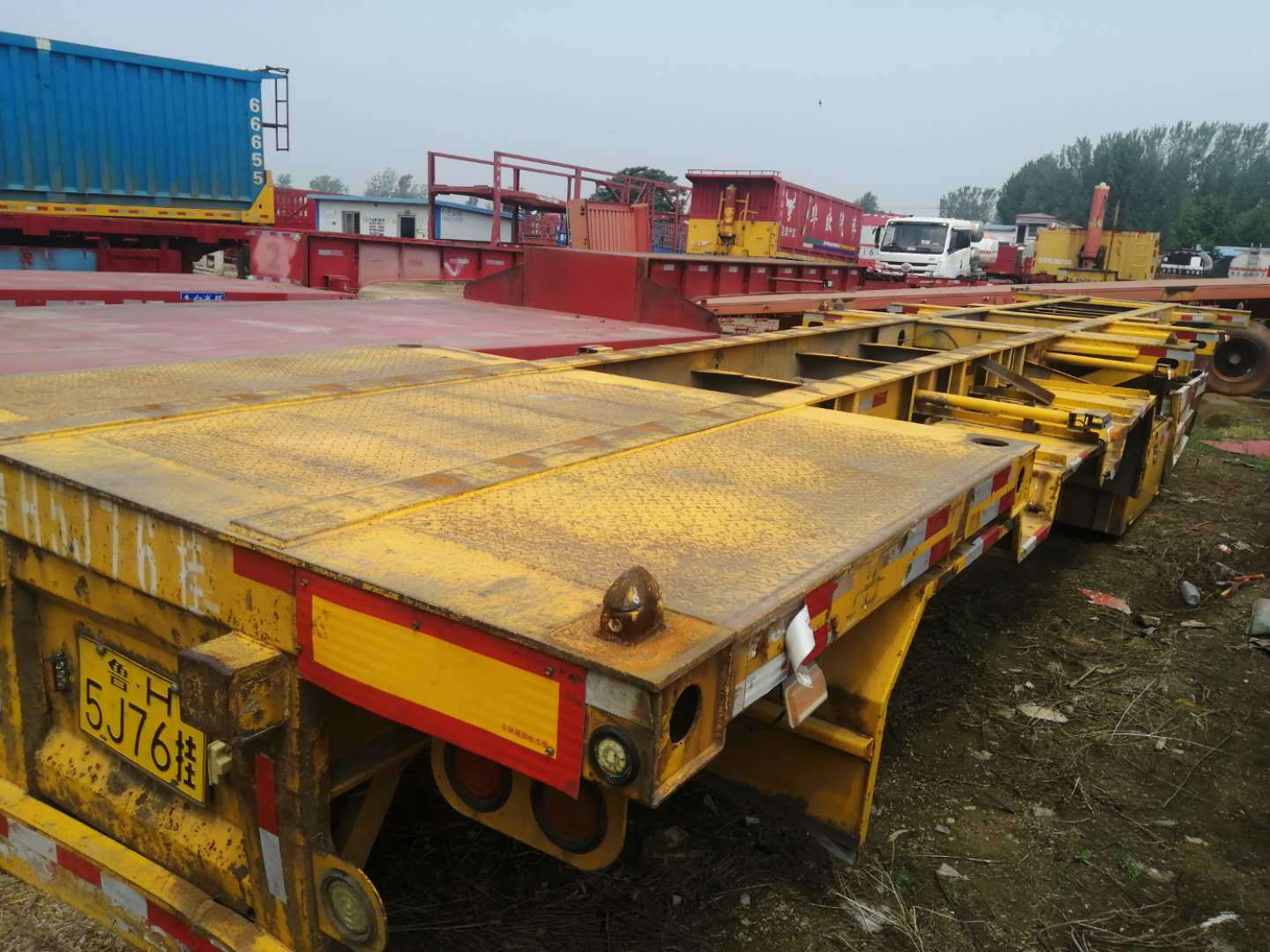 China 
                Gebruikte 3-assige container Semi Trailer met vlakke laadbak en containertruck Lang voertuig
             leverancier