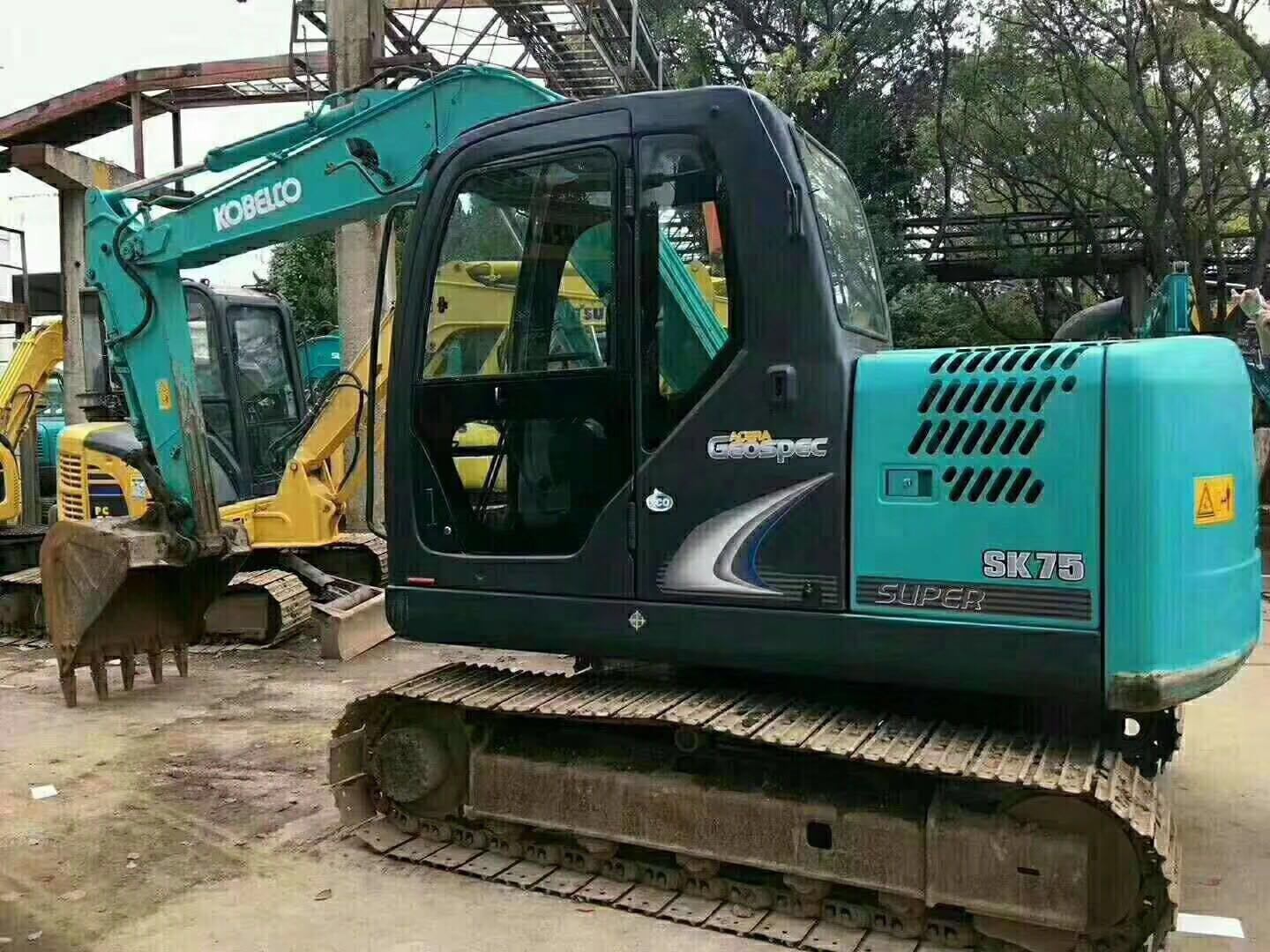 
                Excavadora Kobelco SK75 usado en buenas condiciones de venta
            