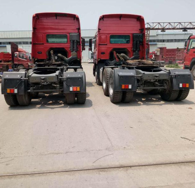 China 
                Utiliza los remolques de plataforma plana de 40 pies 2 3 de superficie plana del eje semi remolque/ Remolques de Camiones HOWO Tractor
             proveedor