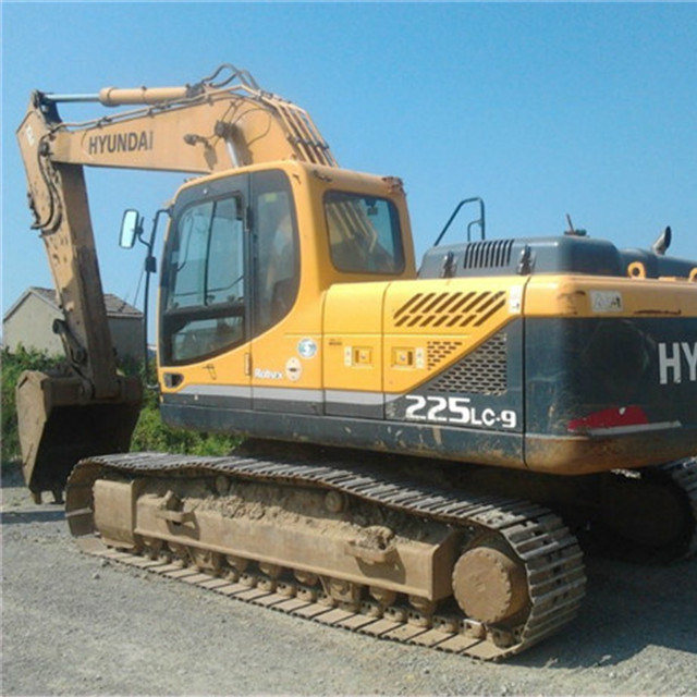 Used Hyundai 225 Excavator in a Good Working Condition