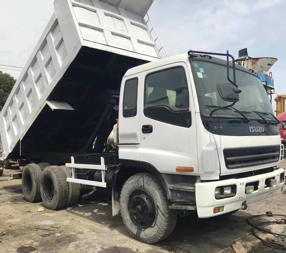 Used Isuzu Dump Truck in Very New Good Condition