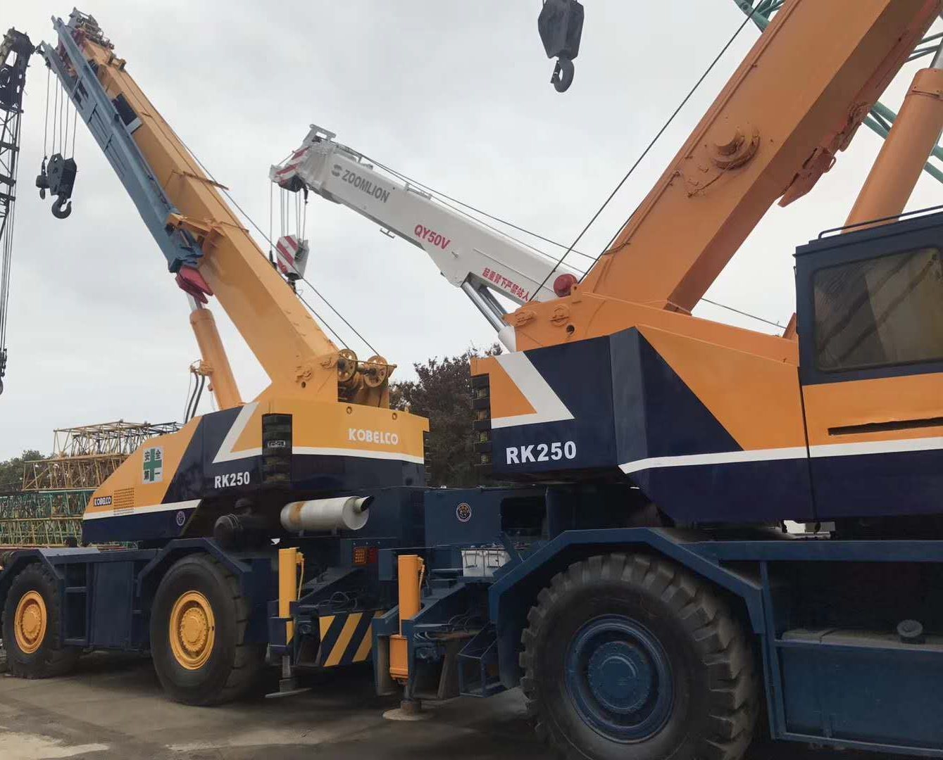 
                Utiliser un terrain accidenté Camion grue Kobelco RK250 en bon état (25T)
            