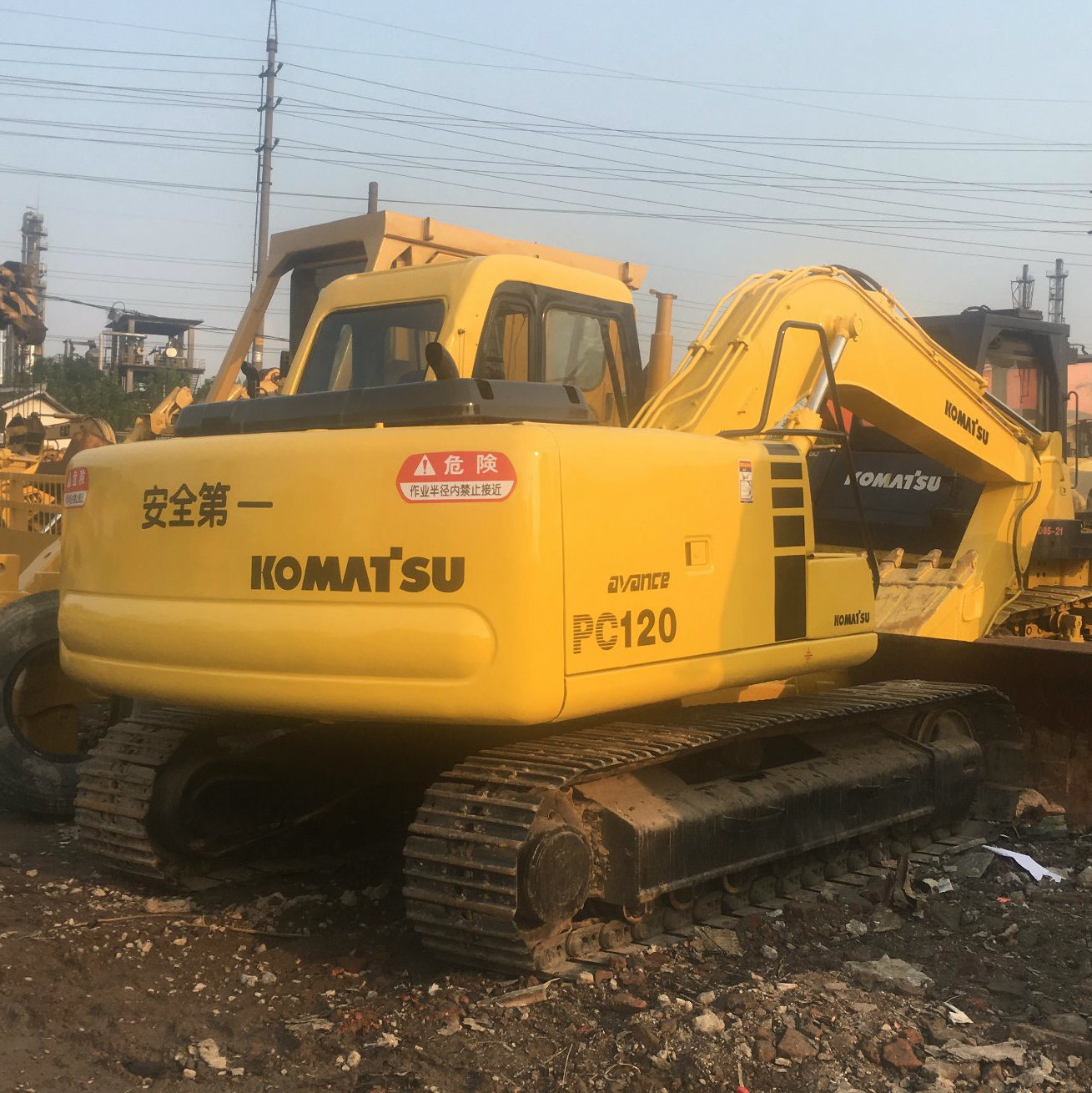 
                Utilisé KOMATSU EXCAVATEUR 120 / petits de l′EXCAVATEUR KOMATSU PC120
            