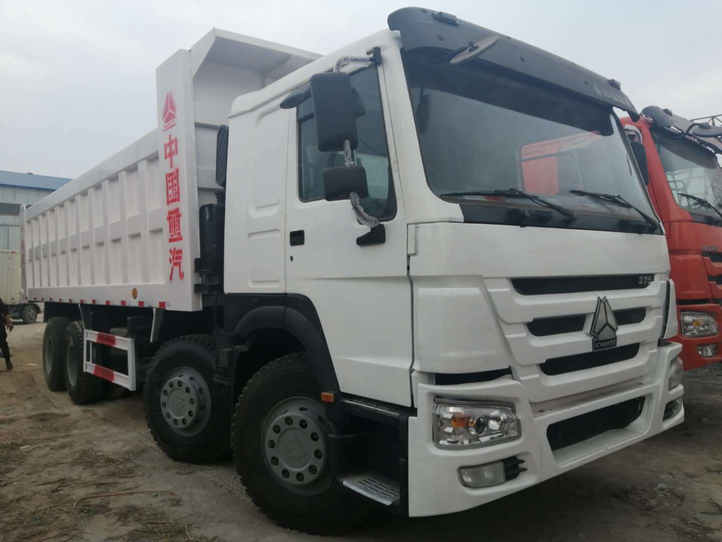 
                Usato Sinofloor HOW0X 8X4 cassone ribaltabile autocarro scarico / usato HOWO Tipper 12 pneumatici
            