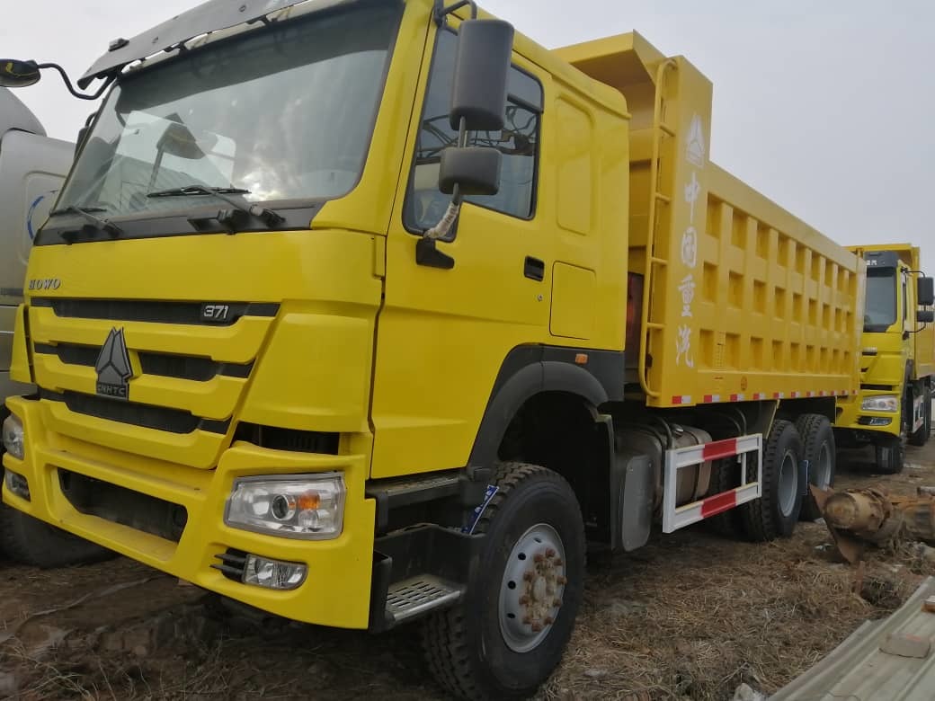 
                Utilisé Sinotruk HOWO 6X4 tombereau/camion à benne basculante/ dans le nouveau style de camion à benne
            