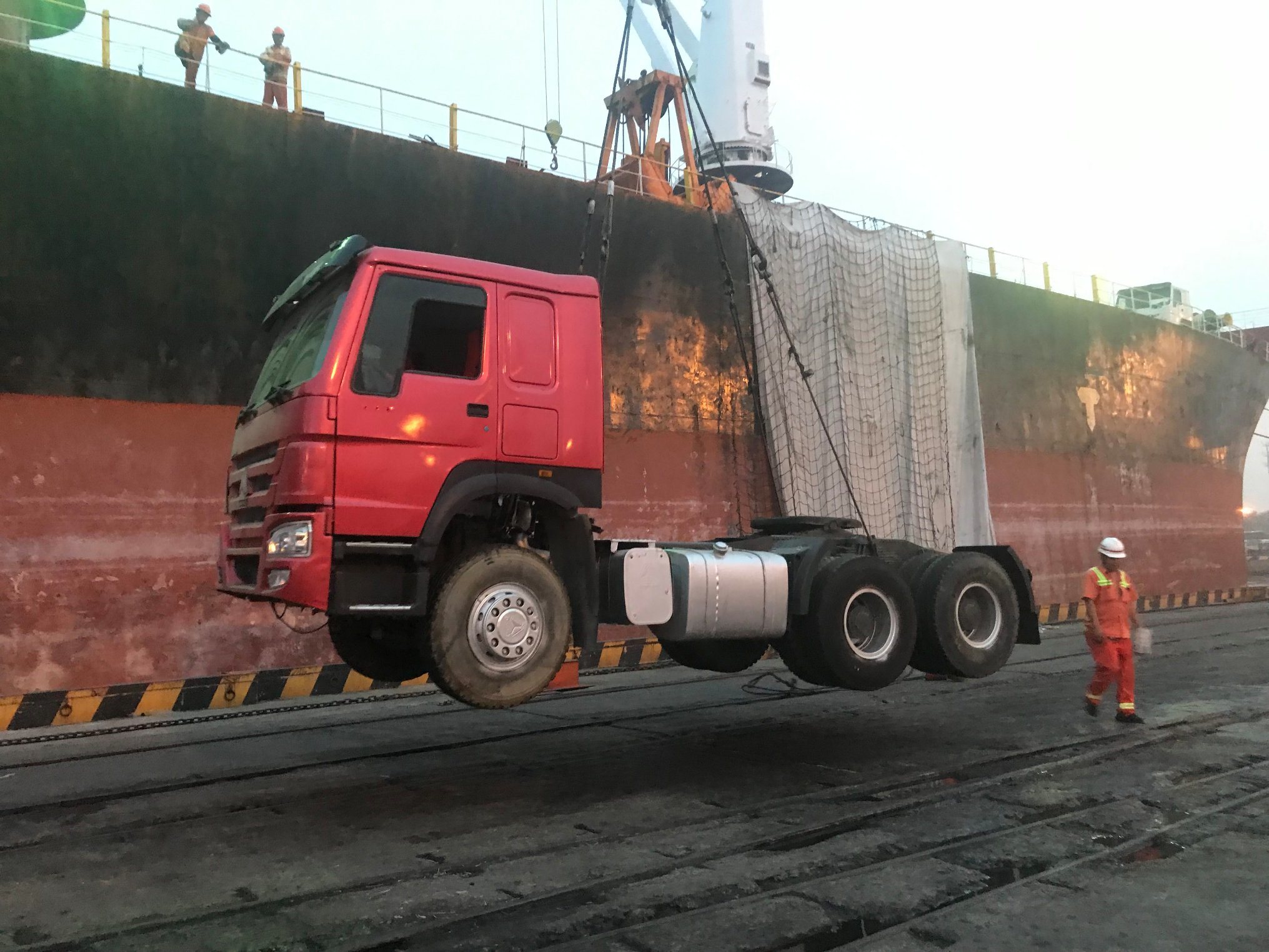 China 
                Gebruikte Sinotruk HOWO-trekker 420HP HOWO 6X4-trekker Vrachtwagen
             leverancier
