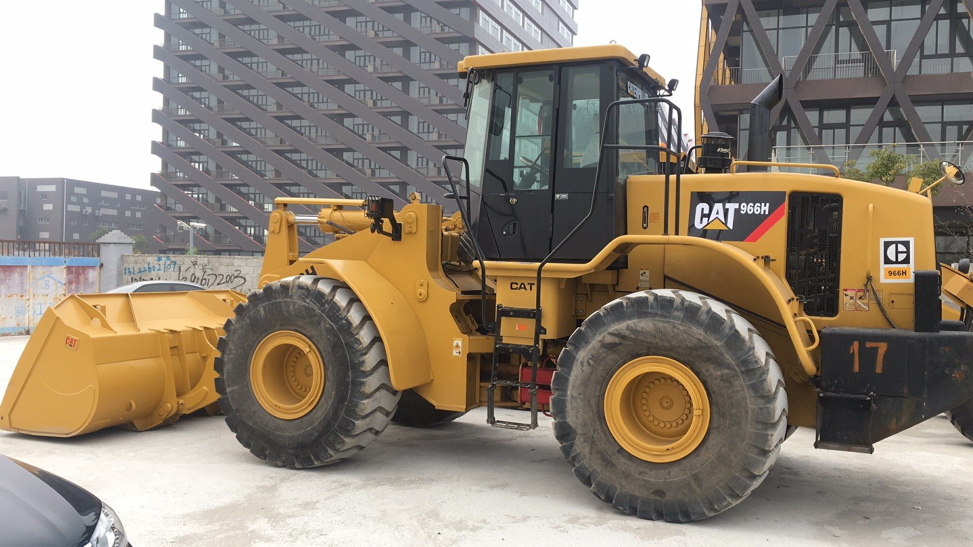 
                Используется колесный погрузчик Cat 966H используется Komatsu WA500
            