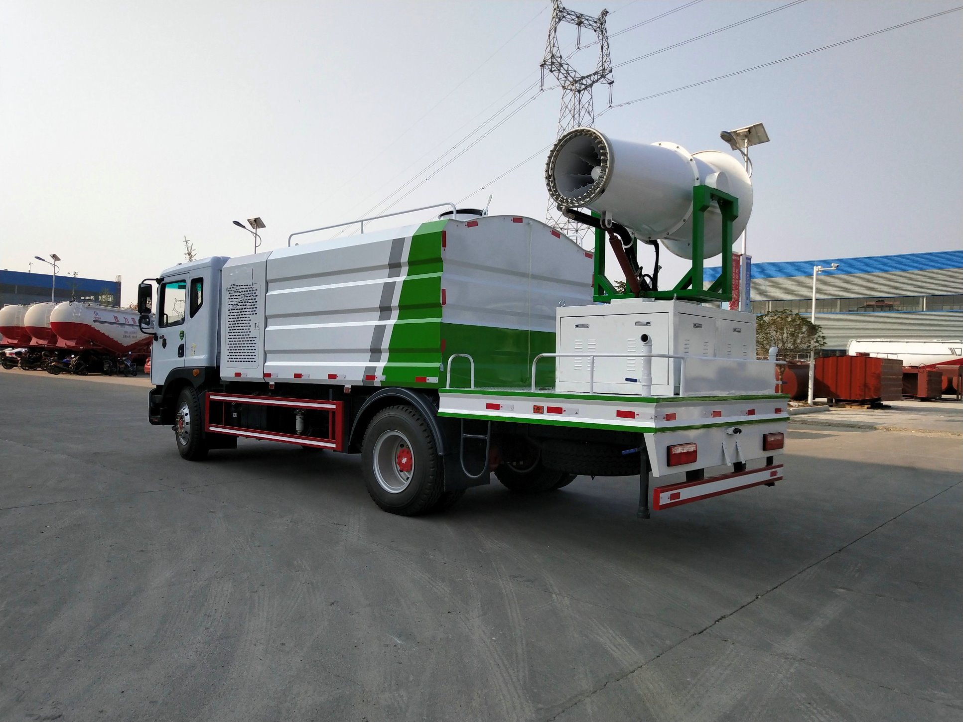 
                La niebla de desinfección de cañones de agua Camión Vehículo de supresión de polvo para la venta de camiones de desinfección multifunción
            
