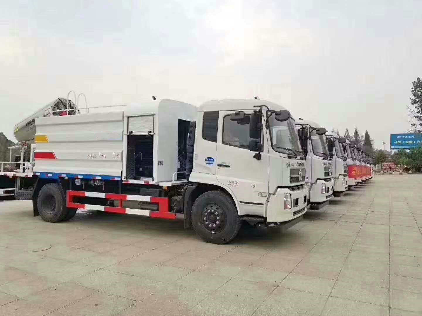 
                Dongfeng 4X2 de supresión de polvo de 70 metros de la desinfección de camiones Camión Distribuidor de pulverización
            
