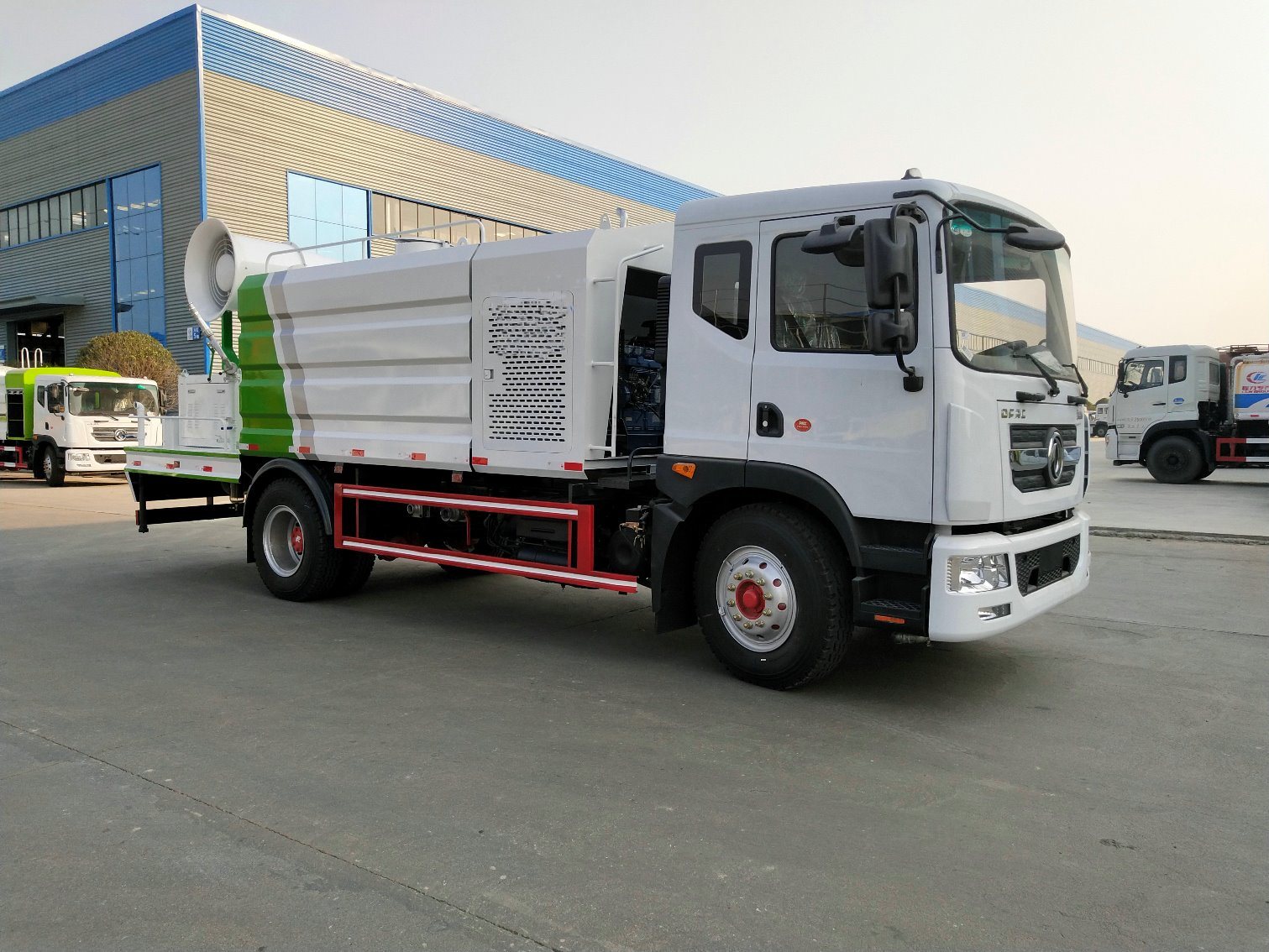 
                Dongfeng Wasserbehälter-Staubschutzsprüher 20m 30m 40m 50m 60m 100m 120m 150m Desinfektionwagen mit ferngesteuertem Luftsprüher Für Viren
            