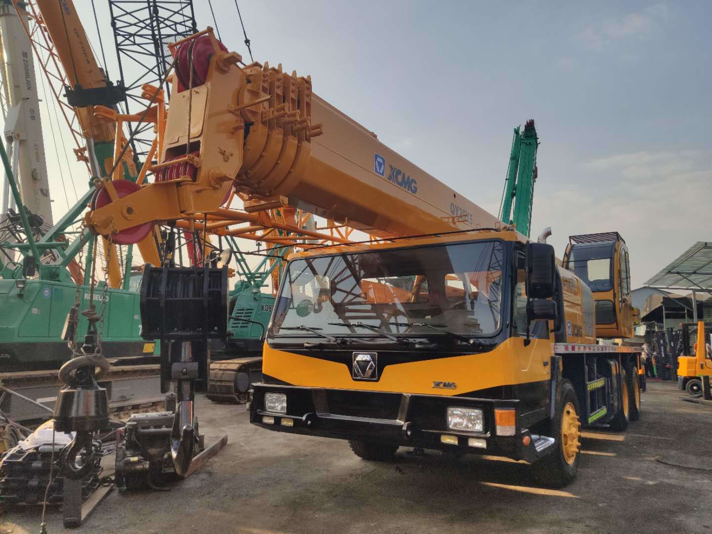 China 
                중국에서 사용된 Qy25c /25ton 트럭 기중기
             supplier