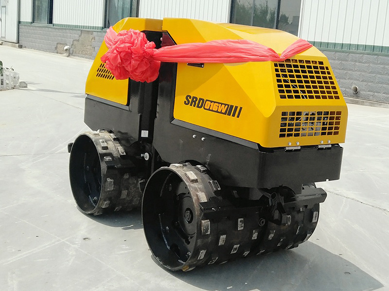 China 
                1.5 ton Mini Road Roller met dubbele trommel Srd016W en reserve Delen naar Kirgizië
             leverancier