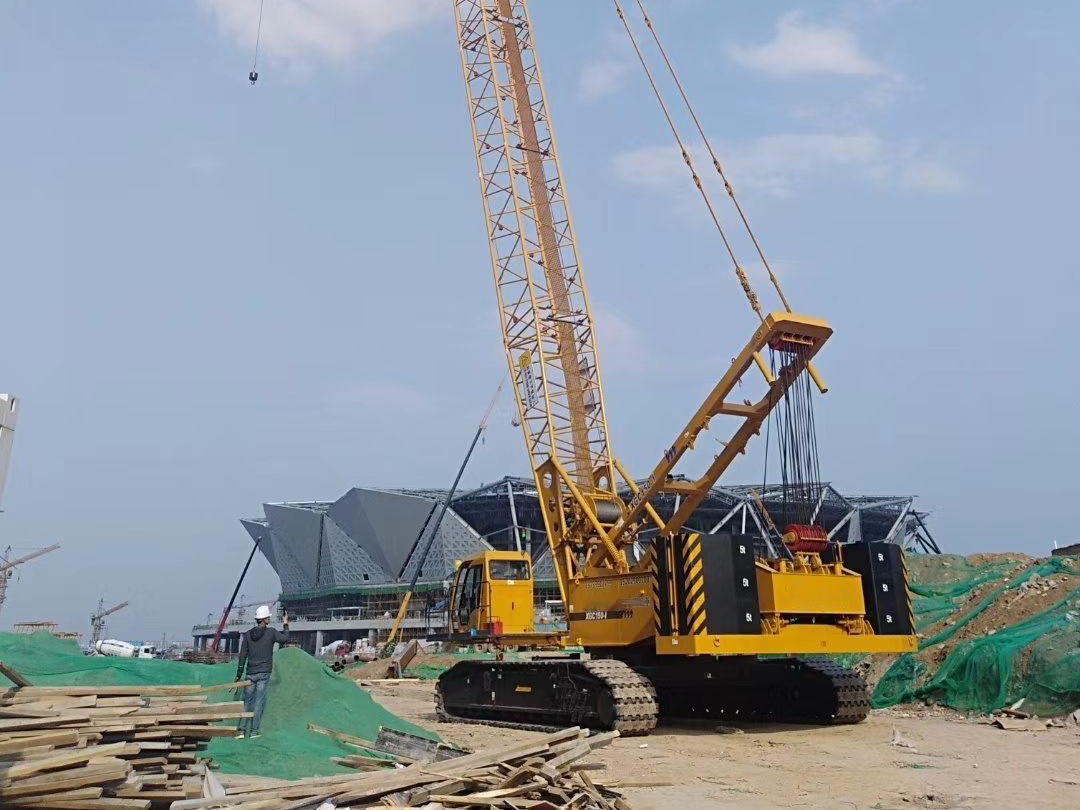 China 
                130 toneladas de la máquina de elevación grúa sobre orugas hidráulica Xgc130 con la vía a la venta
             proveedor