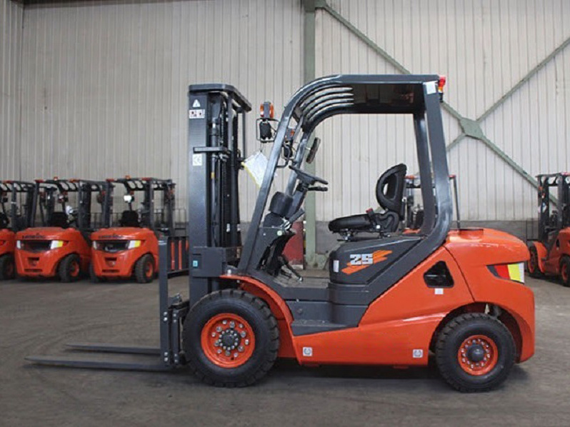 2.5 Tons New Diesel Forklift LG25dt with Accessories to Southeast Asia