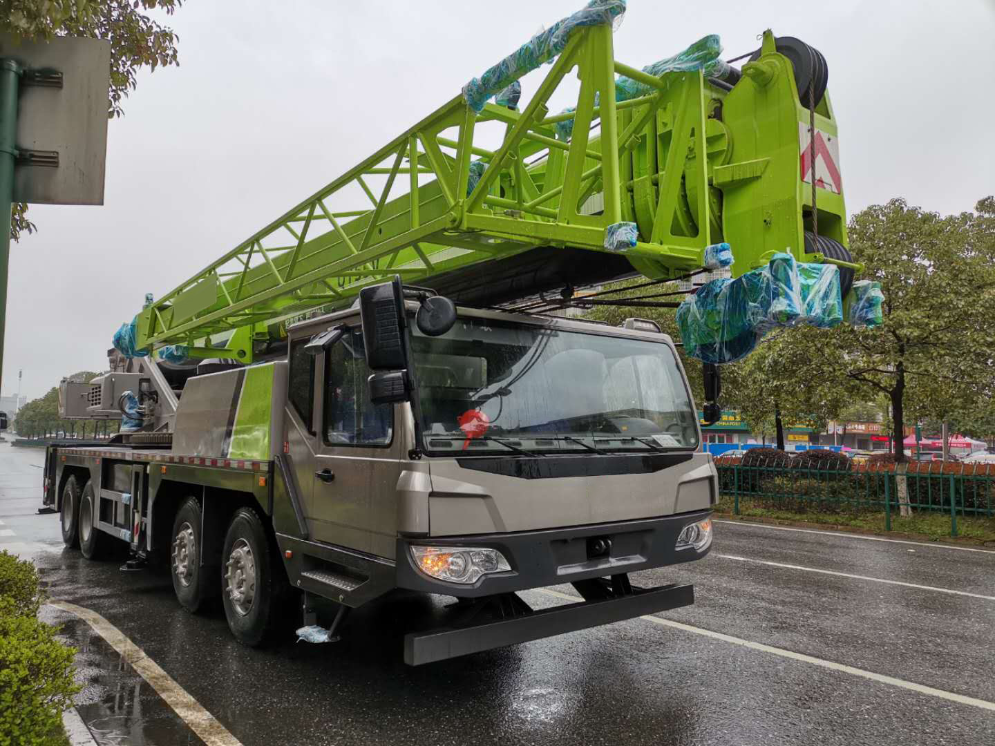 China 
                30 ton mobiele kraan Ztc300V562 met vijf-delige kraan voor trucks met giek
             leverancier
