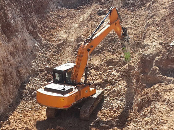 
                31,5 tonnes le type de roche la voie de l′excavateur Machine 1,6 m3 Digger Sy305h à la Turquie
            