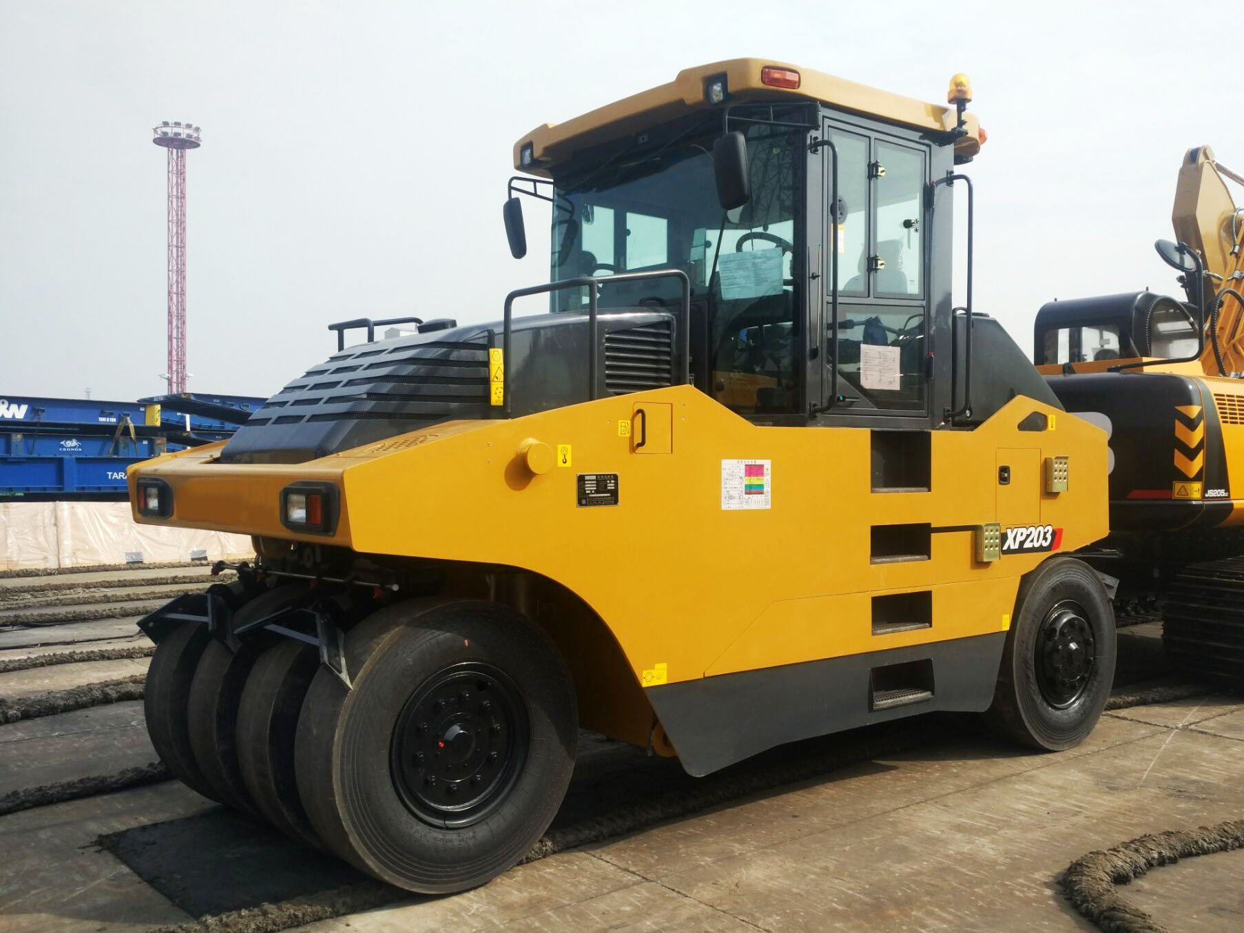 China 
                3toneladas Neumático Road Roller XP303 para la construcción de pavimento
             proveedor