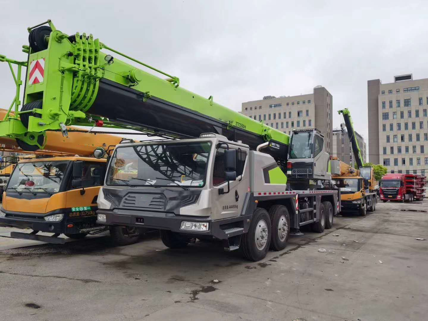 China 
                55 Ton Telescopic Boom Mobile Crane Truck-Mounted Ztc550h
             supplier
