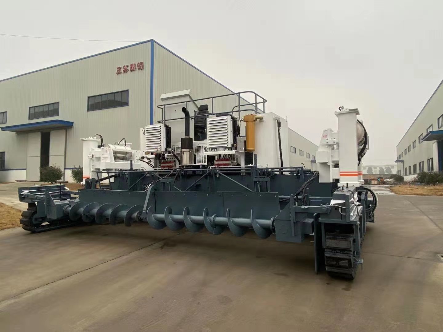 China 
                7-12m Pflasterung Schlüpfform Betonfertiger Zementfertiger mit 550mm Dicke Des Pflasters
             Lieferant