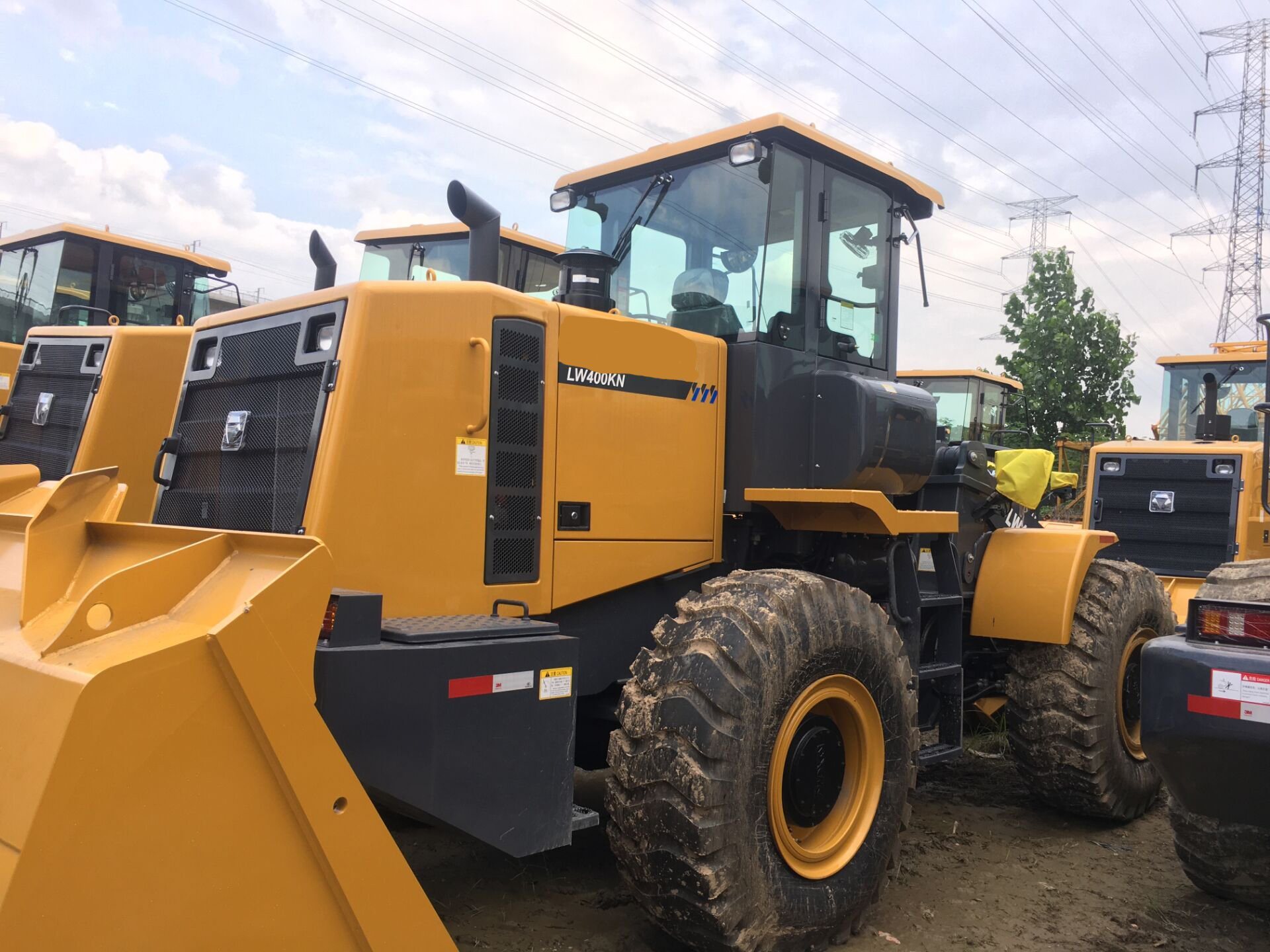 China 4t 2 — 3 M3 Bucket Capacity Front Wheel Loader Lw400kn for Sale in Philippines