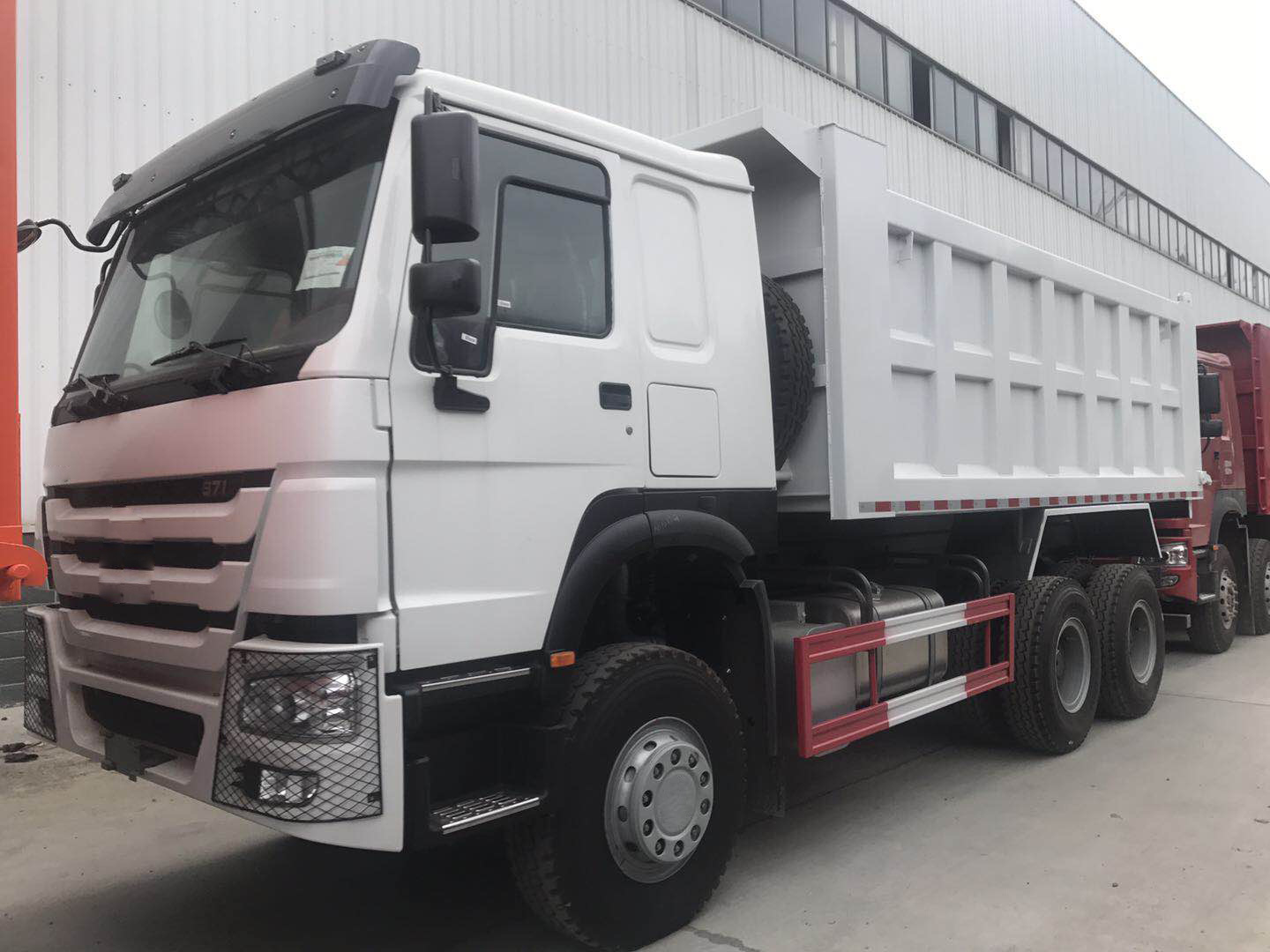 China 8X4 Dump Truck A7 Tipper Truck with Euro IV & High Floor & High Roof