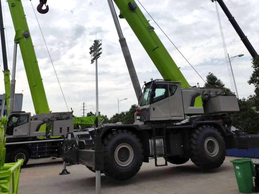 
                Hot&New Lifting Machinery 110ton Ruw Terrain Crane Zrt1100d533 voor de bouw
            