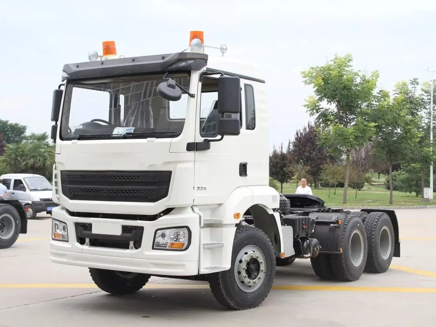 China 
                Bajo precio Shacman 6*4 camión tractor para la venta
             proveedor