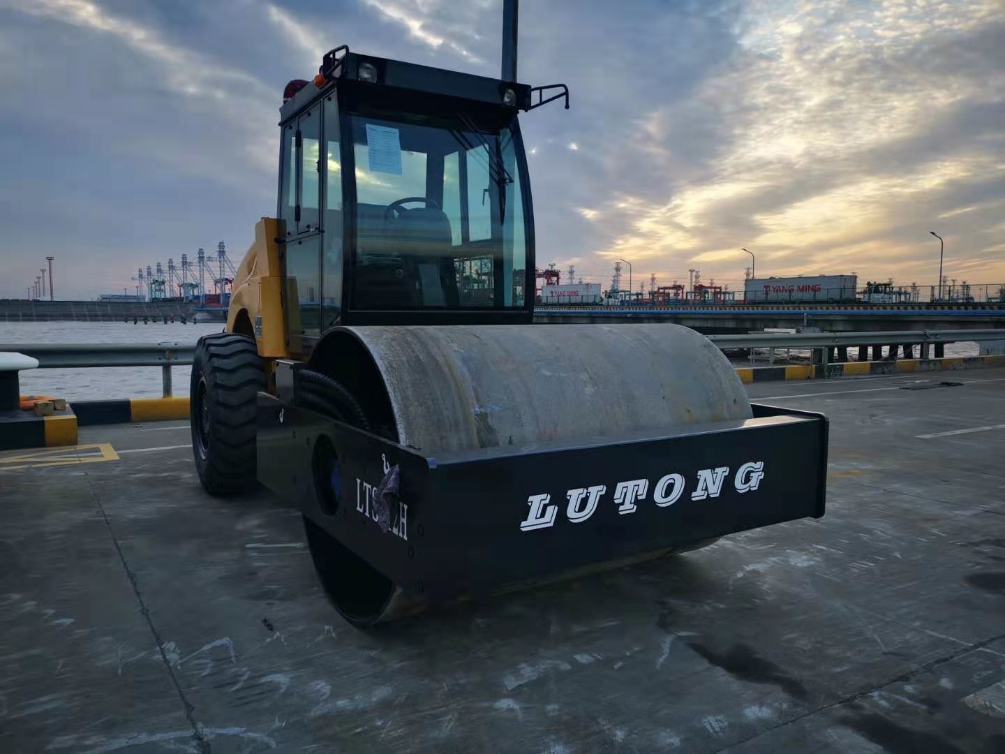 Lutong 12ton Lts212h Hydraulic Single-Drum Road Roller Compactor