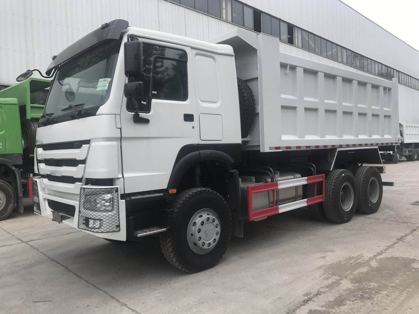 New Sinotruk HOWO 8*4 380HP Dump Truck Heavy Truck