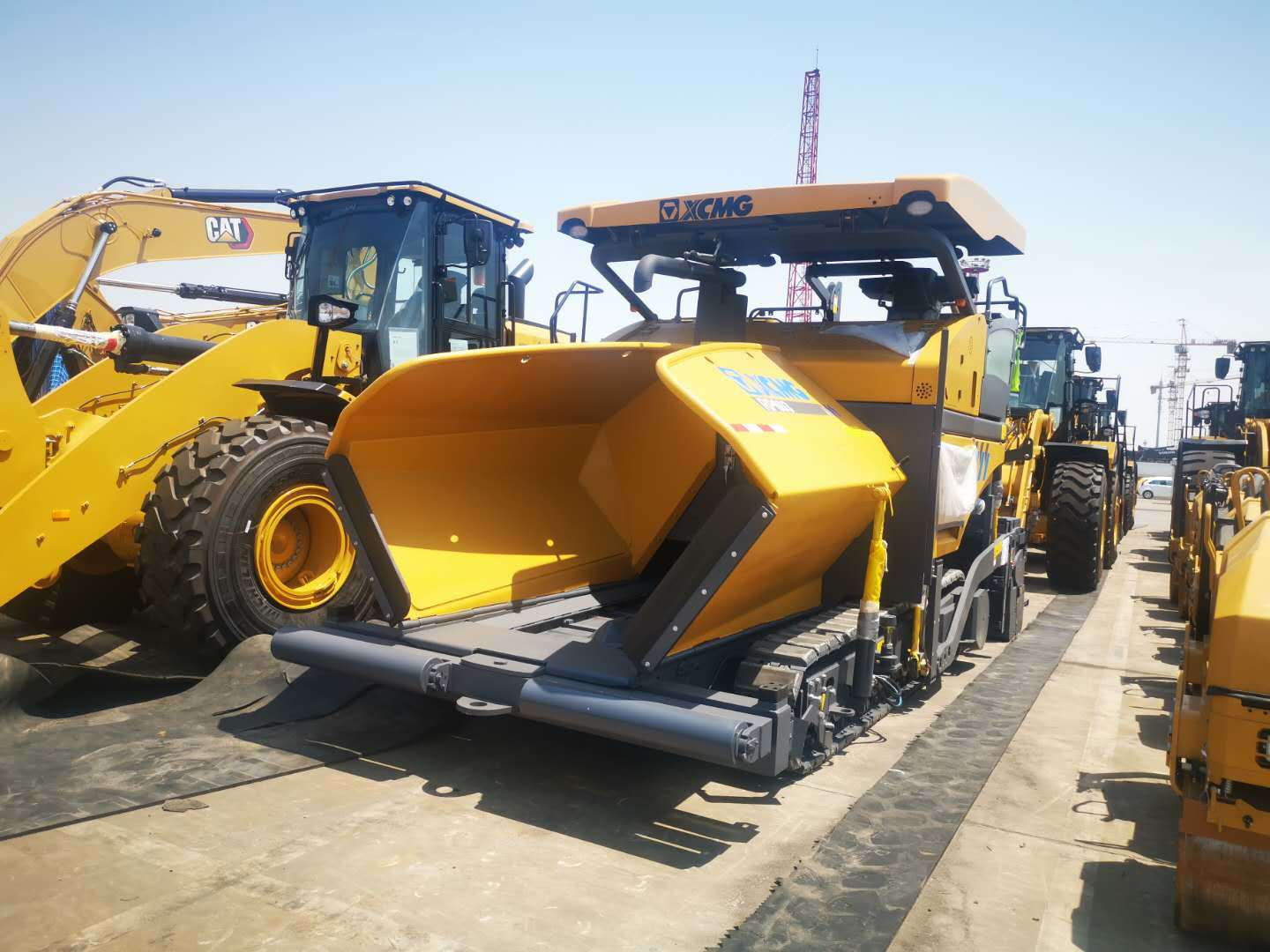 RP Series Asphalt Paver for Sale, Track Type Asphalt Concrete Paver RP603L