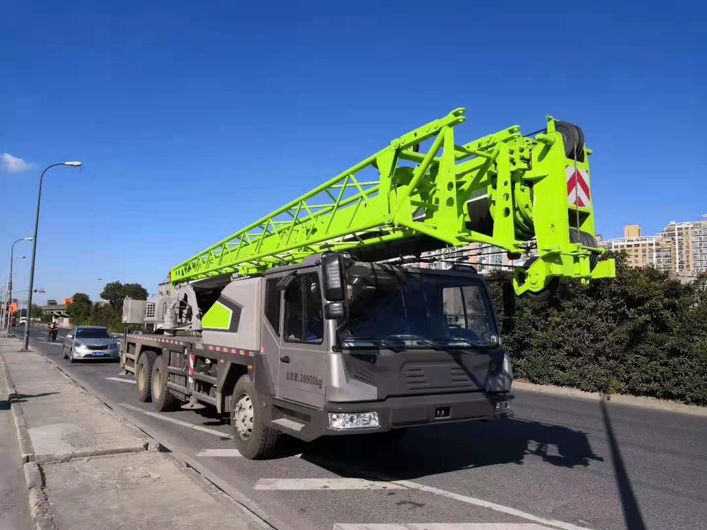 Chine 
                Zoomlion Sinomada 55 ton camion grue562.1 Ztc550h
             fournisseur