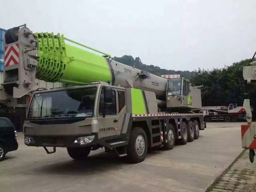 Chine 
                Camion grue de 100 tonnes Zoomlion Ztc1000A763 avec 7 Section de flèche et de 6 à partir d′Sinomada Emmison standard
             fournisseur