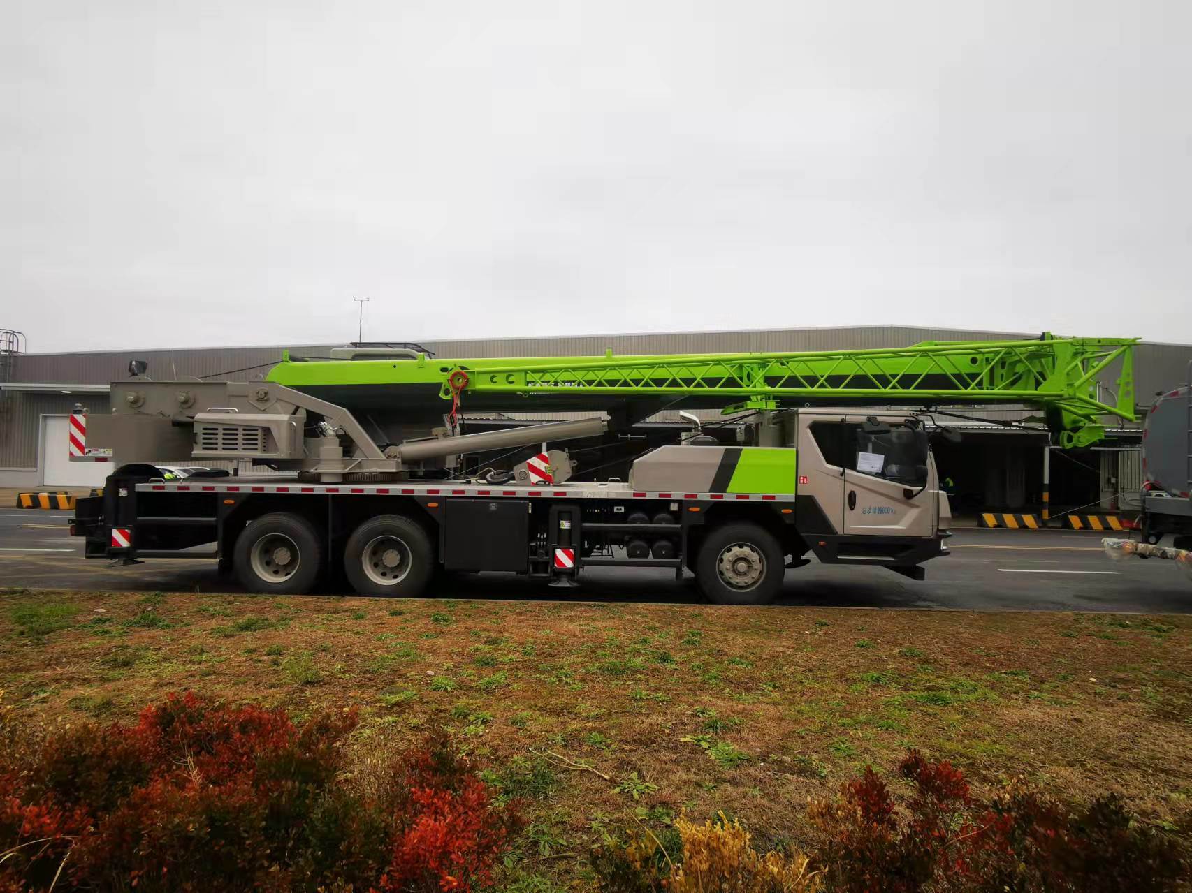
                Zoomlion 25 tonnes grue montés sur camion à usage intensif
            